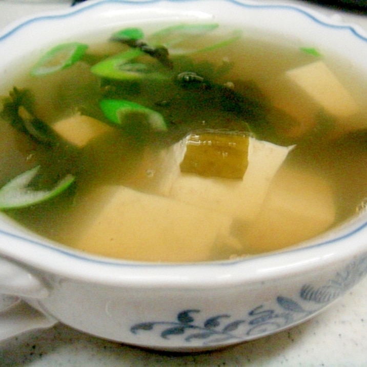 豆腐とわかめの野菜ブイヨンのスープ